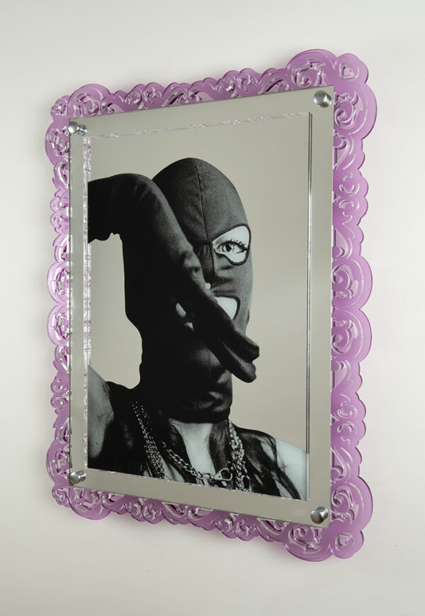 Specchio viola con maschera copia